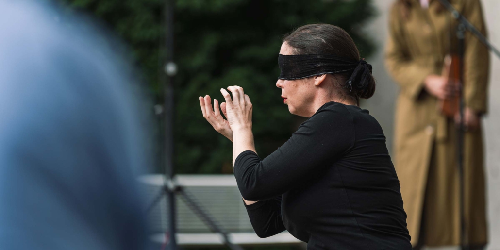 Pilar Murube – Gegen das Vergessen Pilar Murube in der Tanzinstallation „Gegen das Vergessen“