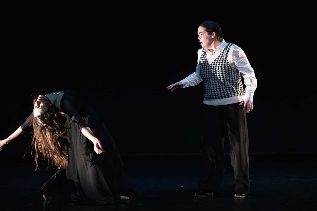 Pilar Murube – La noche que no llega Pilar Murube und eine Tänzerin in einer Theaterszene aus „La noche que no llega“.