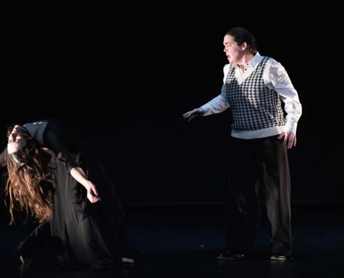 Pilar Murube und eine Tänzerin in einer Theaterszene aus „La noche que no llega“.