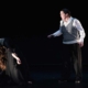 Pilar Murube und eine Tänzerin in einer Theaterszene aus „La noche que no llega“.