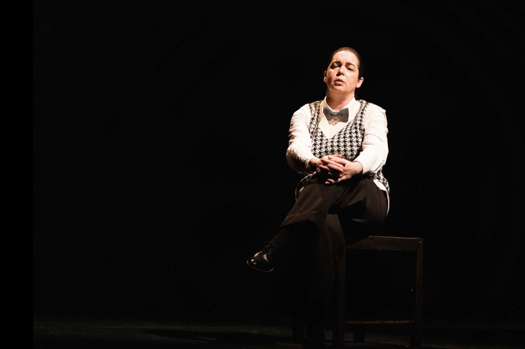 Pilar Murube – La noche que no llega Pilar Murube in einer Soloszene aus „La noche que no llega“ auf dunkler Bühne.