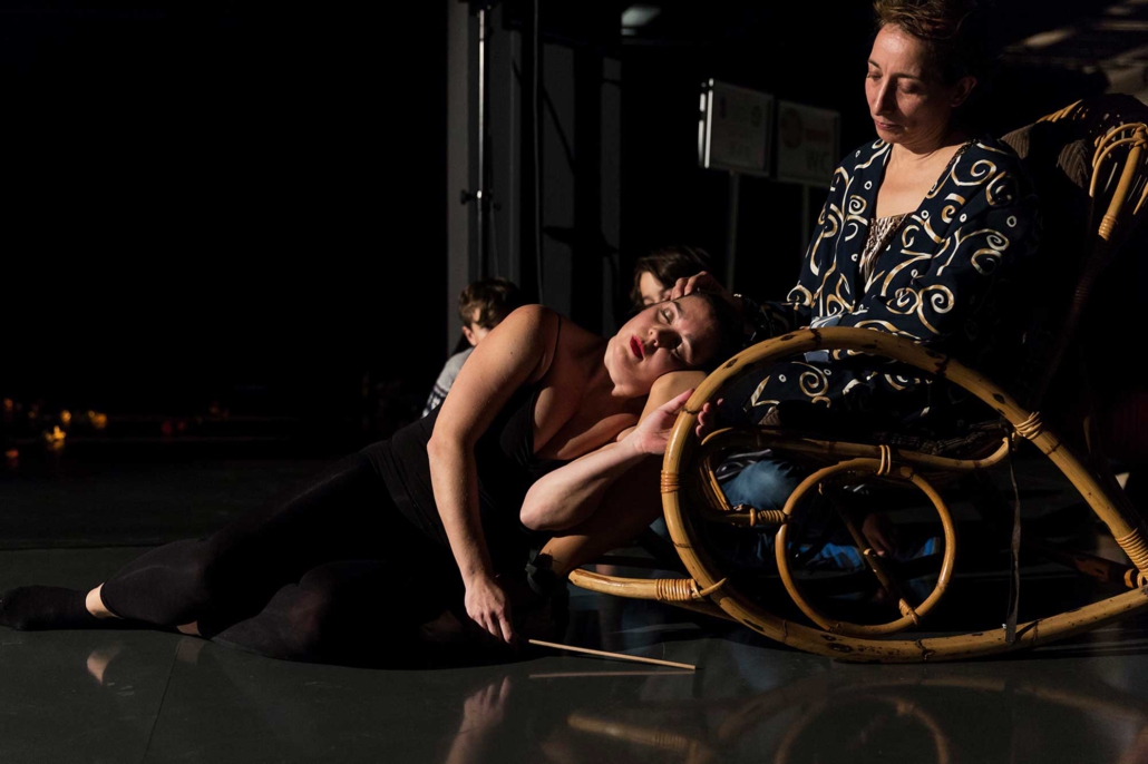 Pilar Murube – Corazón Partío Pilar Murube während der Tanzperformance Corazón Partío, an einen Schaukelstuhl gelehnt.