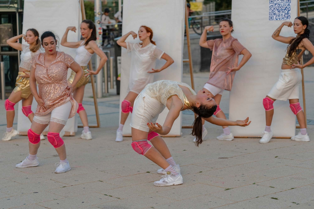 Pilar Murube – Puta Ensemble von „PUTA“ während einer Open-Air-Performance auf dem Stuttgarter Marienplatz.