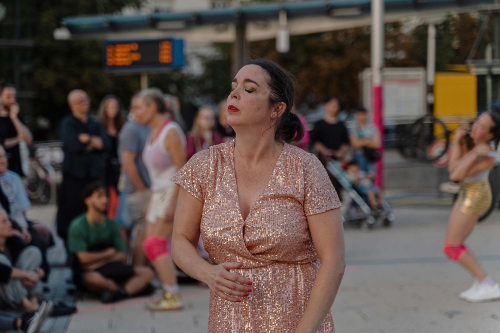Pilar Murube – Puta Open-Air-Performance „PUTA“, Marienplatz Stuttgart, 2023.