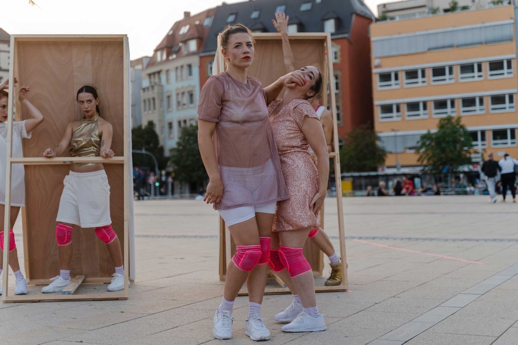 Pilar Murube – Puta Pilar Murube während der Open-Air-Performance „PUTA“ auf dem Marienplatz in Stuttgart.