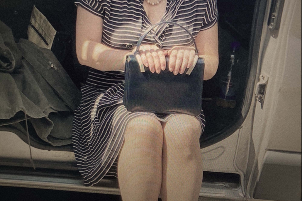 Pilar Murube – Rashomon Pilar Murube mit Handtasche in einer Szene aus der Tanzinstallation „Rashomon Stuttgart“.