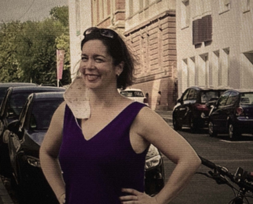 Pilar Murube während der Tanzinstallation „Rashomon Stuttgart“ im öffentlichen Raum.