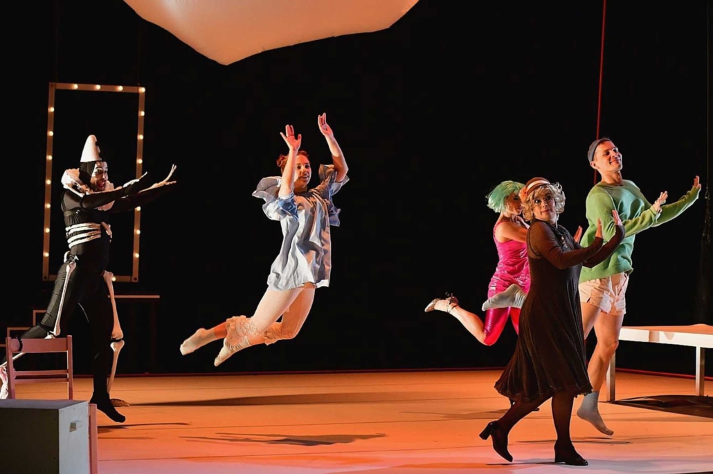 Pilar Murube – Zaubernacht Szene aus der Tanzpantomime „Zaubernacht“ von Kurt Weill mit mehreren Darstellerinnen und Darstellern auf der Bühne.