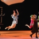 Szene aus der Tanzpantomime „Zaubernacht“ von Kurt Weill mit mehreren Darstellerinnen und Darstellern auf der Bühne.